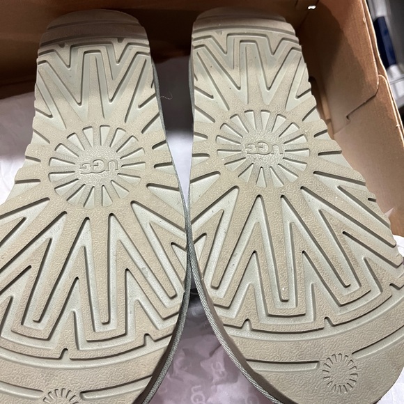 Women’s UGG Classic Ultra Mini Boots - Clover size 8 - Picture 4 of 7